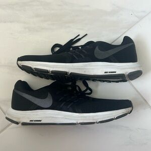 Nike men’s Black and Gray Running Shoes Size 10 Athletic Sporty Casual